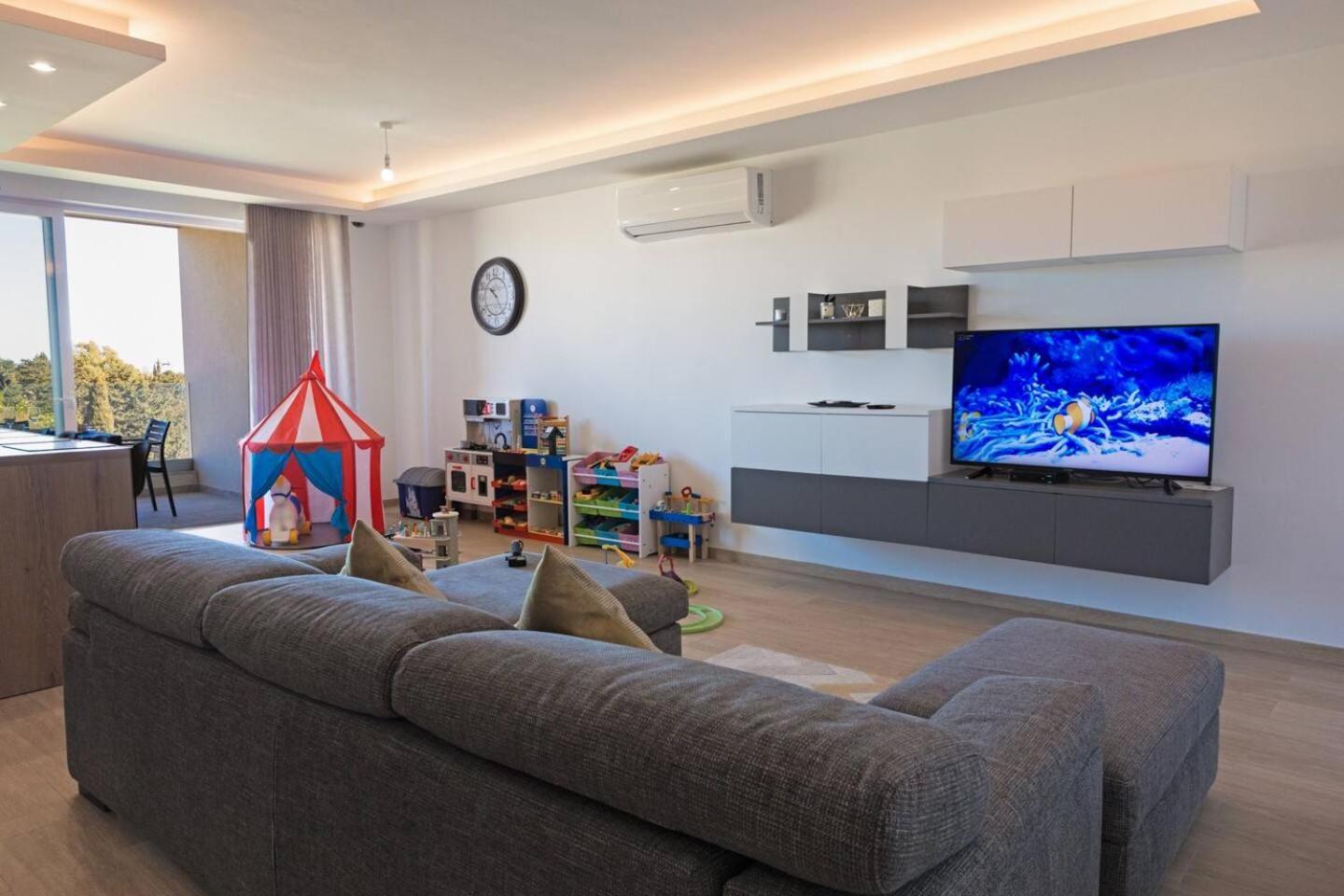 Amazing Family In By Homely